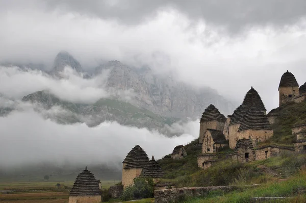 Complejo arquitectónico y etnográfico La ciudad de los muertos está bajo la protección de la UNESCO, Dargavs, Osetia del Norte, Rusia — Foto de Stock