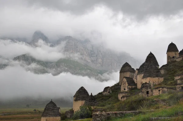 Complexo arquitetônico e etnográfico Cidade dos mortos está sob proteção da UNESCO, Dargavs, Ossétia do Norte, Rússia Imagem De Stock