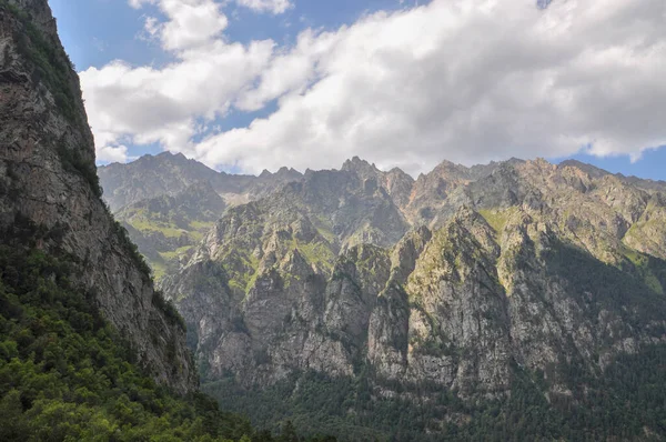 Vista do monte Monge na montanha, que está localizada no desfiladeiro de Tsey, no Cáucaso do Norte.Ossétia do Norte Alania, Rússia Fotografias De Stock Royalty-Free