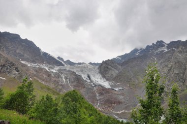 Kuzey Kafkasya 'daki Tsey vadisinde yer alan Skazka Buzulu manzarası. Kuzey Osetya, Rusya