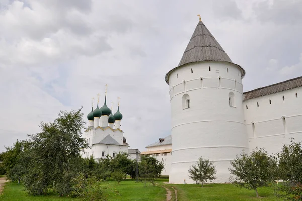 Blick auf den Turm des Rostower Kreml, die Kirche des Theologen und den Stadtgarten an einem Sommertag. Goldener Ring Russlands, rostov veliky, russland — Stockfoto