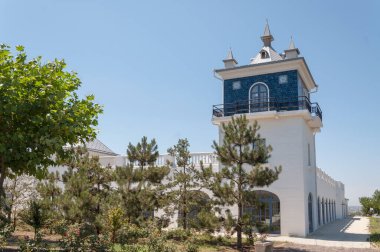 Golubitskaya Köyü, Krasnodar bölgesi, Rusya-12 Temmuz 2020: Şaraphane Golubitskoe Malikânesi, bir yaz günü binanın manzarası.