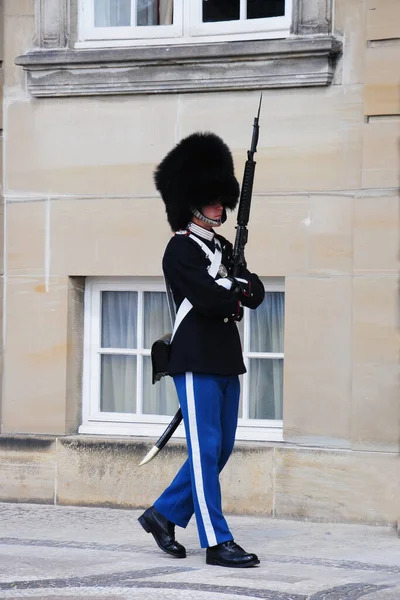 Copenhagen, Denmark-July 16, 2013: Changing of the guard in Amalienborg. Soldier of the Royal Danish life guards — Stock Photo, Image