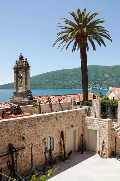 Vista da muralha da fortaleza do Forte Mare Fort em um dia de verão, Herceg Novi, Montenegro — Fotografia de Stock