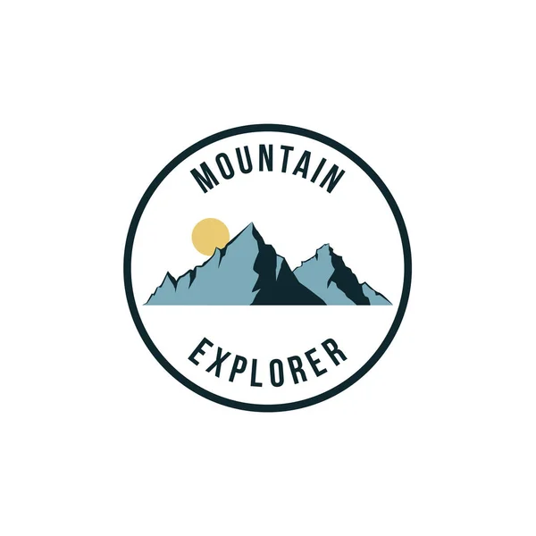 Floresta Logotipo Aventura Montanha Explorador Design Vetor Emblema Assine Modelo —  Vetores de Stock
