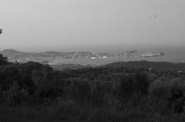 Hoş Elba adanın içine yürümek