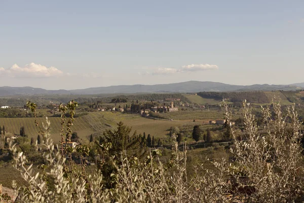 Прогулка Gimignano — стоковое фото