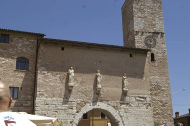 Duvarların arasında ve Spello Foligno Montefalco yaklaşıyor