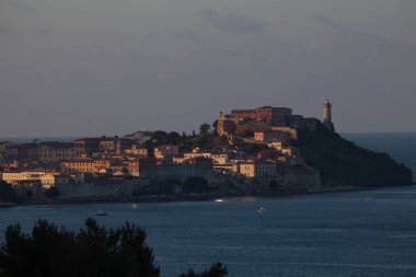 Hoş Elba adanın içine yürümek