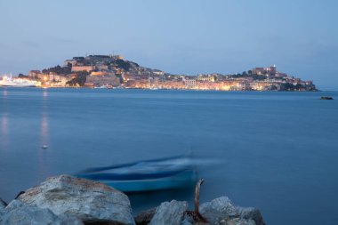 Hoş Elba adanın içine yürümek