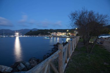 Hoş Elba adanın içine yürümek