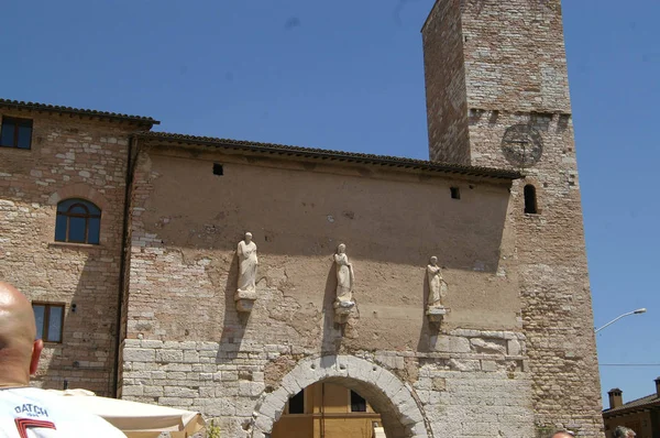 壁の間を歩いてスペッロ フォリーニョ モンテファルコの近づくと — ストック写真