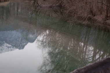 Nehrin yanında sonbahar yürüyüş