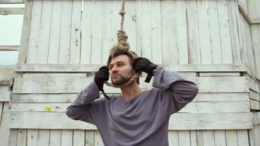 Hayattaki depresyon kapanıyor, tabureyi kaldırıyor, ilmeği boynuna geçirip zıplıyor.