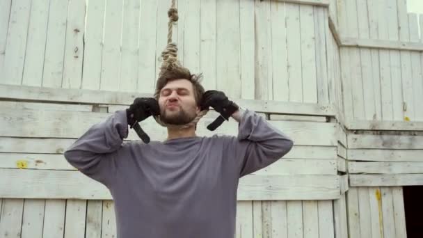 Homem depressão na vida close-up se fezes na forca, saltar com deth pescoço 4K — Vídeo de Stock