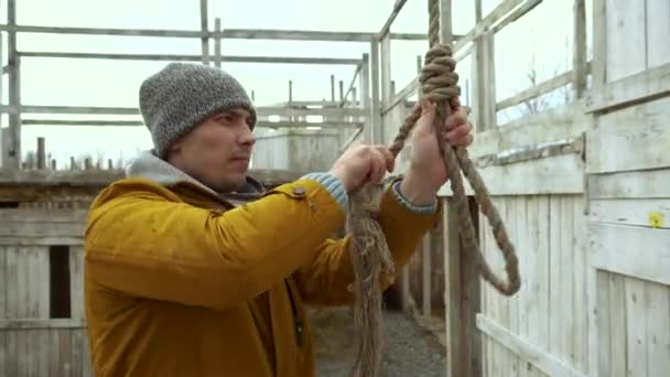 Палач готовит виселицу для казни крупным планом верёвки в петле шеи 4К . — стоковое видео