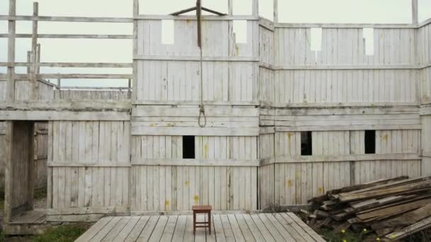 Panoramica forca impiccato con passante resistente corda per suicidio sfondo in legno 4K . — Video Stock