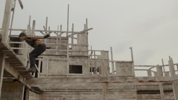 People parkour outdoor do backflip jumping from great height 4K wall. Back flip. — Stock video