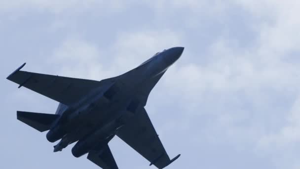 Avión militar su-35 volando en exhibición aérea haciendo algunos bucles deportivos. Aviones en el cielo . — Vídeo de stock