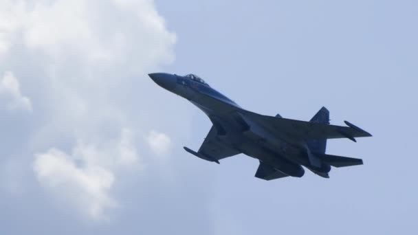 Самолеты Су-35 в одиночку летят на войну в замедленном режиме, совершая маневры . — стоковое видео