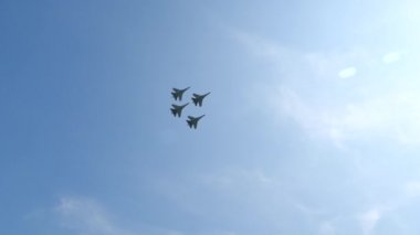 Jetler açık bir gökyüzünün altında uçar. Hava gösterisinde havacılık gösterisi yapılıyor..
