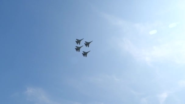 Os jactos voam sob um céu limpo. Desempenho da aviação ocorre no show aéreo . — Vídeo de Stock