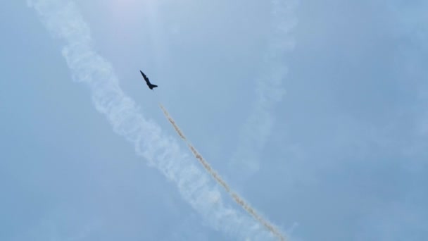 Su-35航空機は、ロケットが星に到達するために雲を壊すように宇宙に飛んでいます. — ストック動画