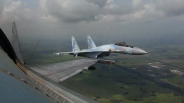 Askeri uçak, uçakları imha etmek için savaşa giderken uçan jeti takip ediyor.