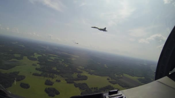 Aviones enemigos su-35 vuelan rápidamente más allá del avión militar, nadando en rayos de sol . — Vídeo de stock