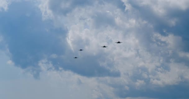 Four jets approach in slow motion to attack and maneuver while flying close up. — Αρχείο Βίντεο