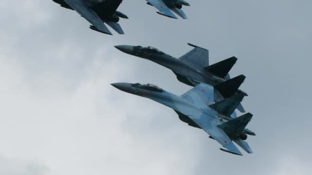 Alguns aviões su35 estão voando através das nuvens escuras em guerra em câmera lenta . — Vídeo de Stock