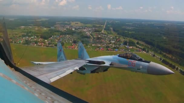 Su-35 vliegtuig vliegt langs de baan en volgt een vijandelijk doel tijdens de vlucht. — Stockvideo