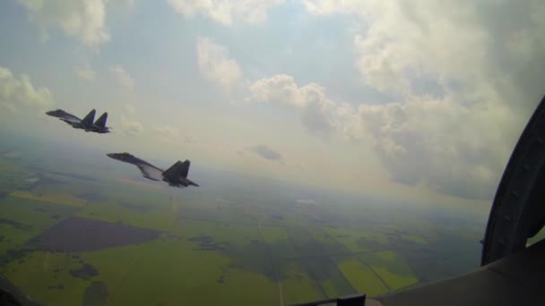 Piloot probeert om jet te ontwijken door door wolken te vliegen en militaire vliegtuigen neer te schieten — Stockvideo