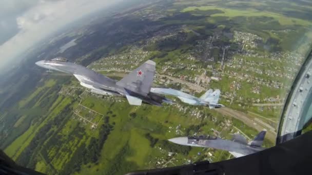 Samoloty wykonują sztuczki i manewry, latają na wojnę, nokautują pilotów w innych odrzutowcach — Wideo stockowe