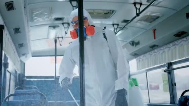Wirus korony. Człowiek dezynfekuje autobus. Covid-19. Koronawirus Mers. Spray w transporcie. — Wideo stockowe