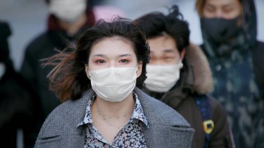 Corona Virüsü. Coronavirus. People Crowd Street City Açık Hava Yürüyüşü. Maske Halkı.