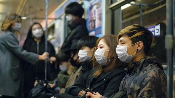 Asian People Subway. Metro da Ásia. Mascarar a China. Vírus da Corona. Coronavírus chinês . — Fotografia de Stock