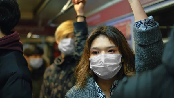 Коронавирус Азии. Белая маска, вызванная гриппом. Азиатский коронный вирус — стоковое фото