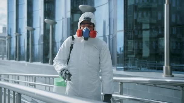 Disinfezione da coronavirus. Costume a rischio biologico. Maschera respiratoria. merluzzo bianco19 — Video Stock