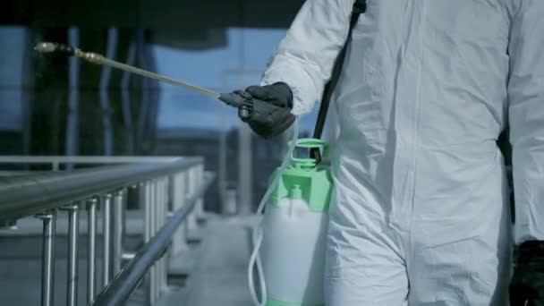 Man desinfecteerder spray leuning stad straat. Corona virus. Covid-19. Coronavirus. — Stockvideo