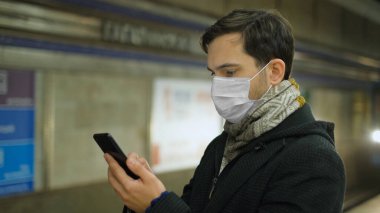 Hasta adam. Solunum maskesi. Metro İstasyonu. Metro metro treni. Coronavirüs