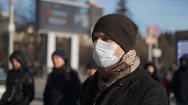 Maskeli adam Coronavirus 2019-ncov. Corona virüsü covid-19. Çevre kirliliği.