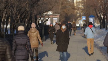 Şehir sokağı. Avrupa, Corona virüsü 2019 ncov 'a bulaştı. Avrupalı adam. Maske covid-19