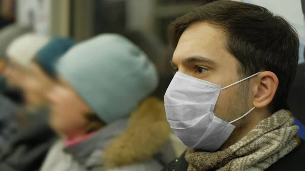 Человек в подполье в маске. Коронавирус Mers USA. Меры предосторожности против гриппа. SARS-CoV-2 — стоковое фото