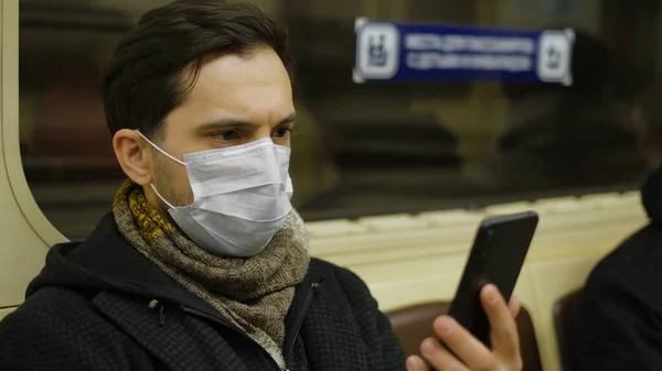 Человек в подполье в маске. Коронавирус Mers USA. Меры предосторожности против гриппа. SARS-CoV-2 — стоковое фото