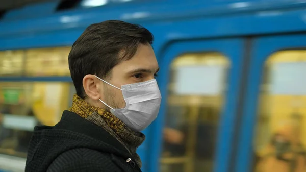 Нездоровая респираторная маска. Станция метро. Подземный поезд метро Коронавирус — стоковое фото