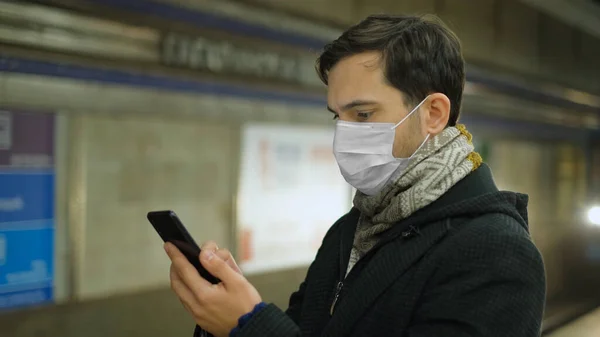 Nemocný muž. Respirační maska. Stanice metra. Metro Metro Train. Koronavirus Stock Obrázky