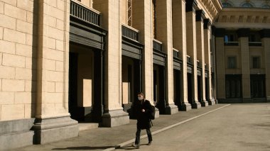 Coronavirus İtalya Halkı. Boş Cty Caddesi. Gerçek İtalyan Maskeli Adam. Covid 19.