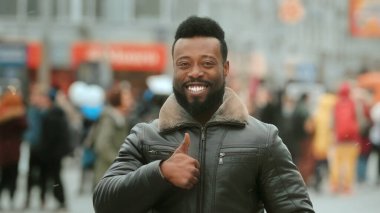 Kara neşe. Başparmaklar yukarı. Onay jestini göster. Tavsiye mektubu gibi imzala. Mutlu