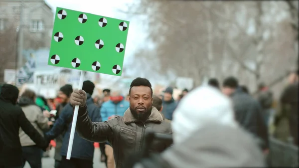 Hombre afroamericano caminando. Humano negro afro. Multitud de lucha en huelga política . —  Fotos de Stock